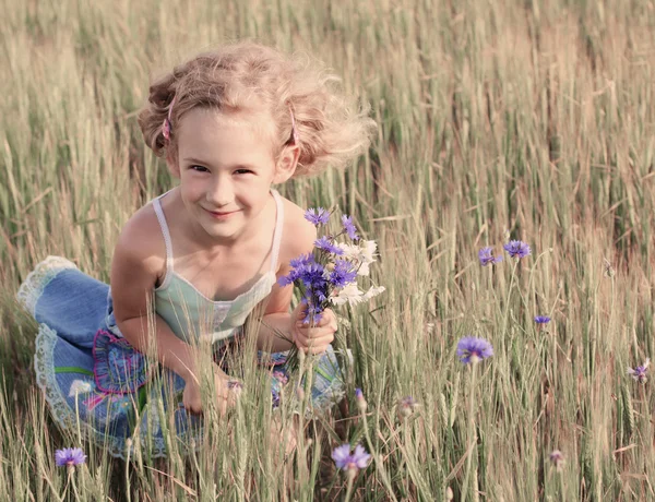 Sorriso menina ao ar livre — Fotografia de Stock