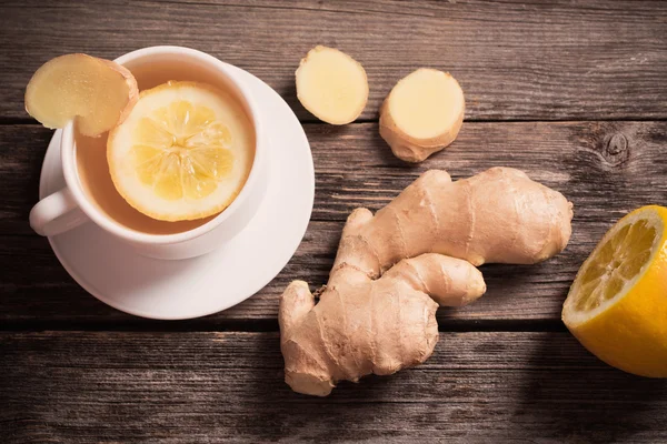 Té de jengibre con limón en taza blanca —  Fotos de Stock