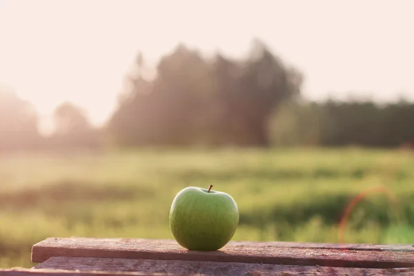 Groene appel op tafel buiten — Stockfoto