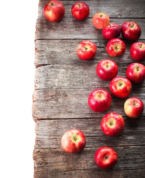 나무 탁자 위에 놓인 사과 — 스톡 사진
