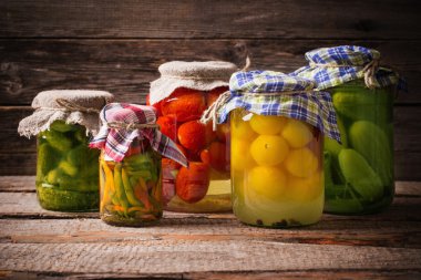 ahşap zemin üzerinde sebze konserveler