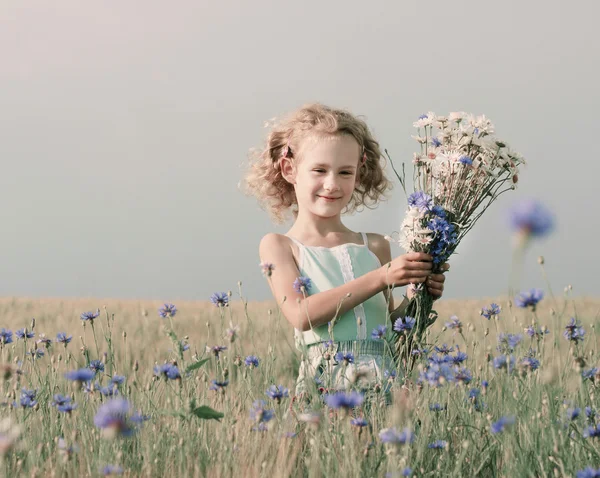 Menina bonita ao ar livre — Fotografia de Stock