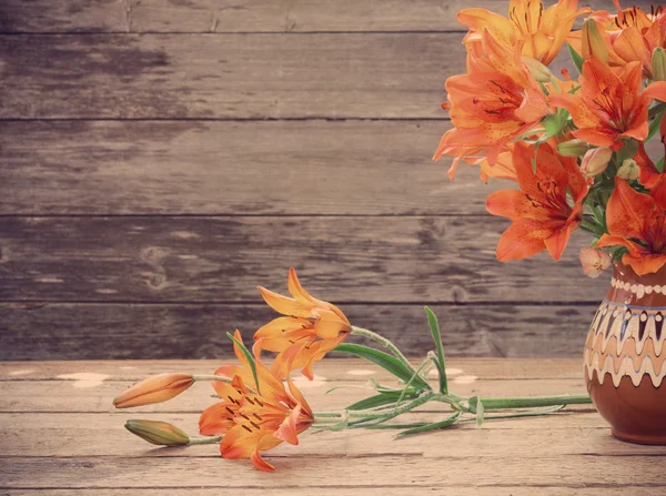 Oranje lily op houten achtergrond — Stockfoto