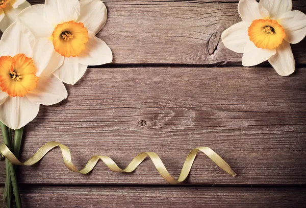 Flores de primavera sobre fondo de madera — Foto de Stock