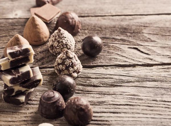 Cioccolato su vecchio tavolo di legno — Foto Stock