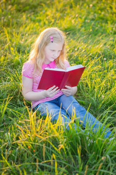 Blond meisje het lezen van rode Boek — Stockfoto