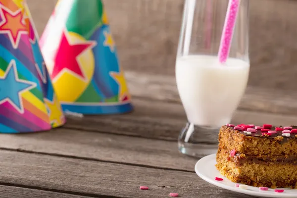 Pastel y leche sobre fondo de madera — Foto de Stock