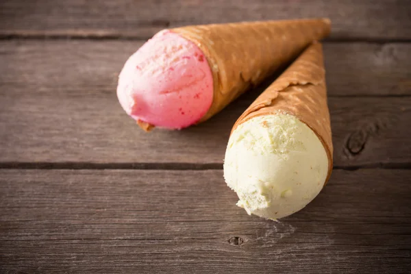Ice cream on wooden background — Stock Photo, Image