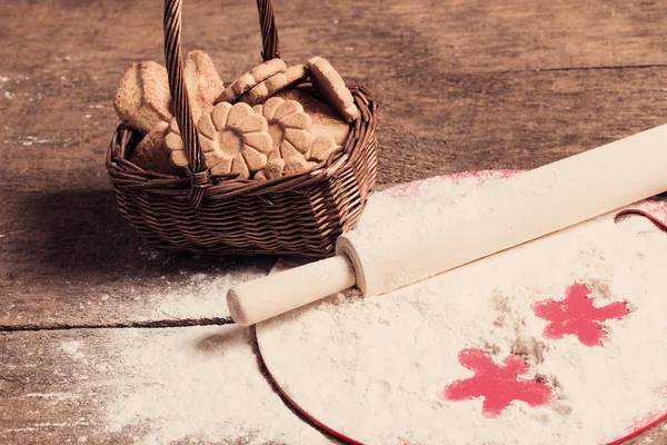 Soubory cookie a čtyři na dřevěný stůl — Stock fotografie