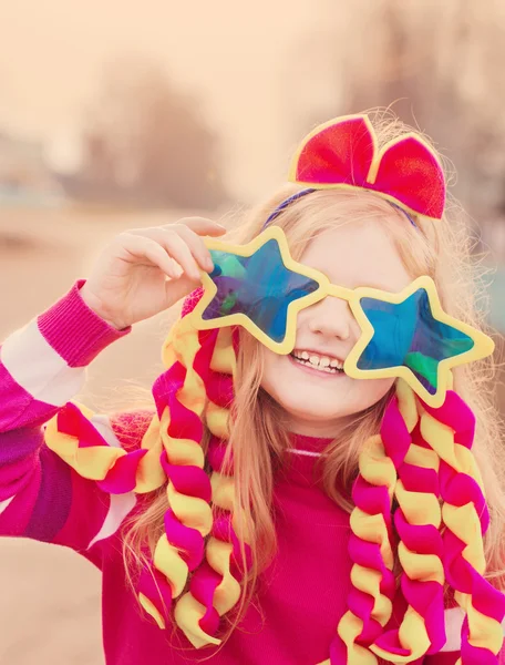 Grappig meisje in grote glazen — Stockfoto