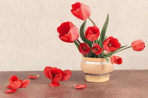 Bouquet de tulipes rouges sur table en bois — Photo