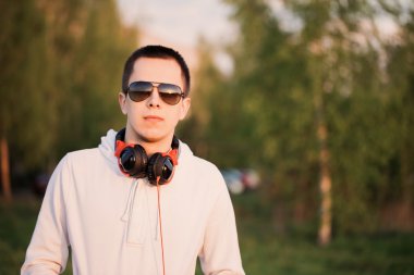 genç çekici adam açık