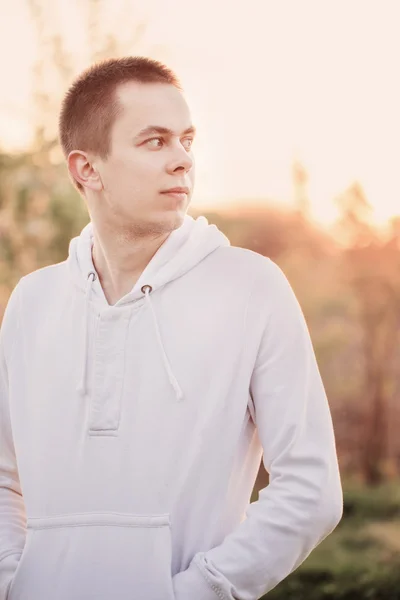 Hombre joven al aire libre — Foto de Stock