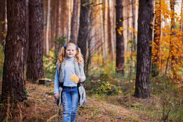 微笑在秋天的树林中的女孩 — 图库照片