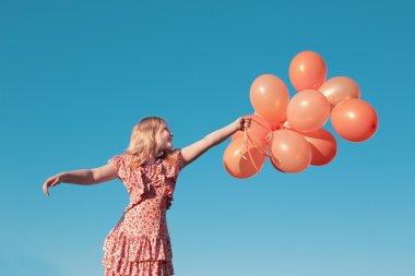 küçük kız açık havada balon