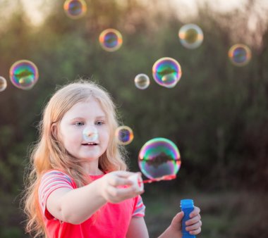 Sabun köpüğü üfleyen kız