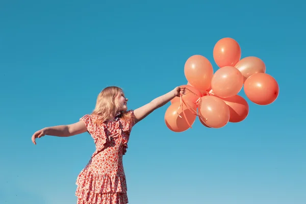 Kleines Mädchen im Freien mit Luftballons — Stockfoto