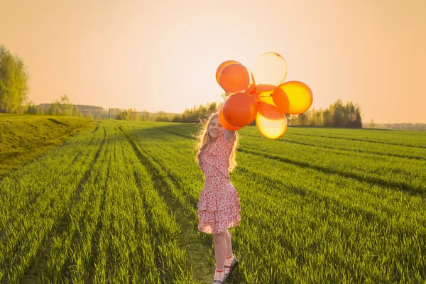 Dívka s balónky venkovní — Stock fotografie