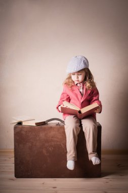 küçük bir çocuk ile bavul kapalı kitap