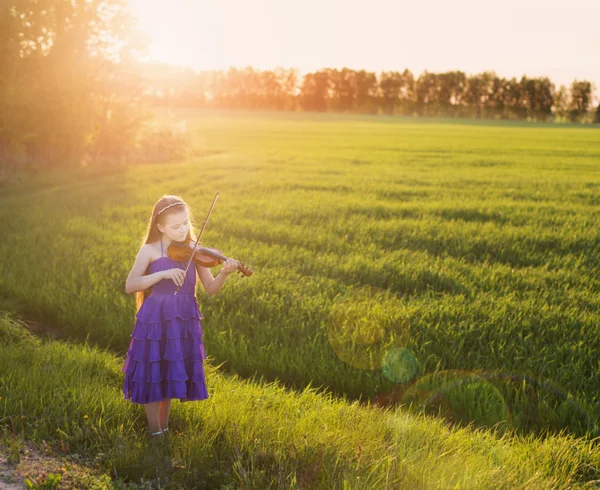 Mooi meisje met viool buiten — Stockfoto