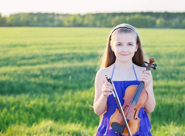 Beautiful girl with violin outdoor — Stock Photo, Image