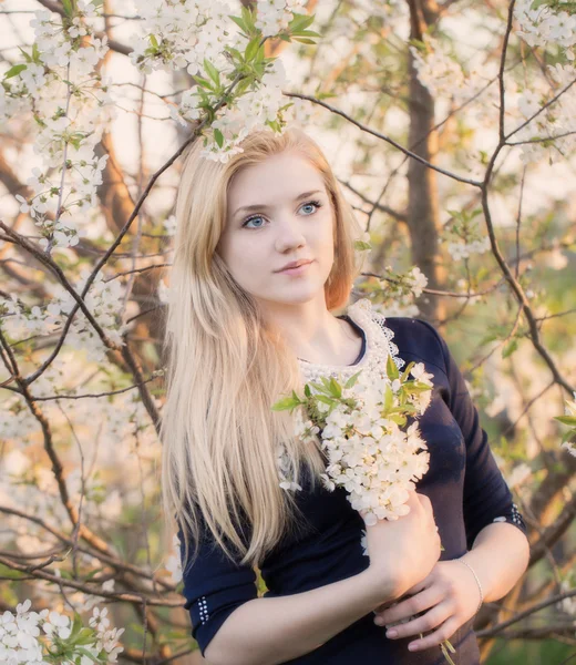 Muchacha atractiva en florecimiento jardín de primavera — Foto de Stock