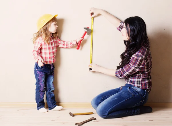 Mãe com menina brinca no construtor — Fotografia de Stock