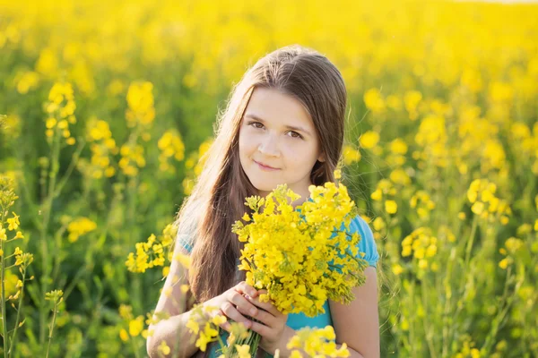 Sorridi ragazza in campo stupro — Foto Stock