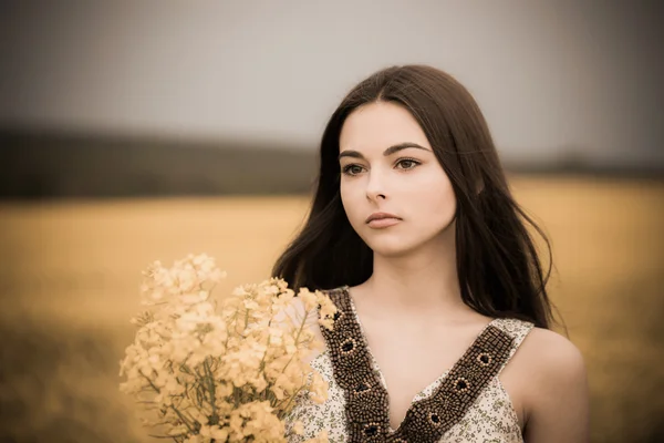 Bruna ragazza con bouquet giallo — Foto Stock