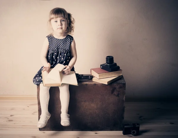 Mädchen liest ein Buch — Stockfoto