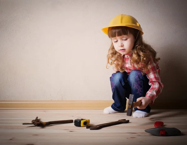 Petite fille joue constructeur — Photo