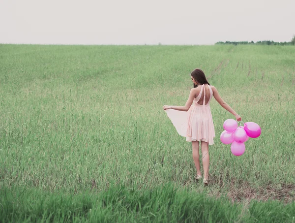 Mulher com balões rosa — Fotografia de Stock