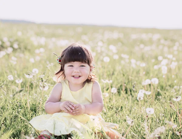 Meisje met paardebloemen — Stockfoto