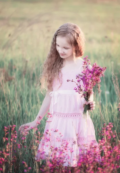 Menina com flores rosa — Fotografia de Stock