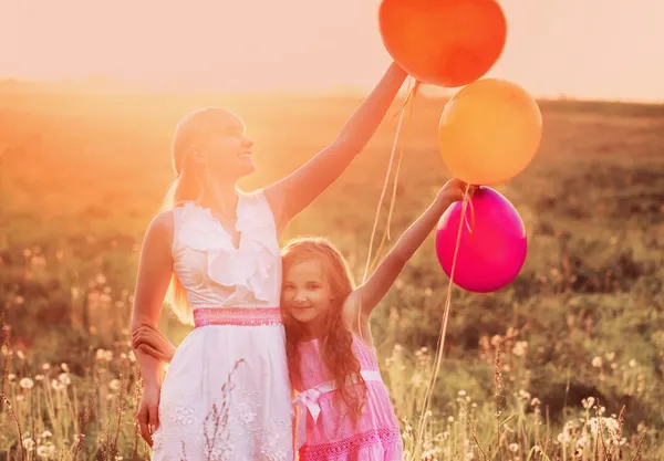 Famiglia felice con palloncini all'aperto — Foto Stock