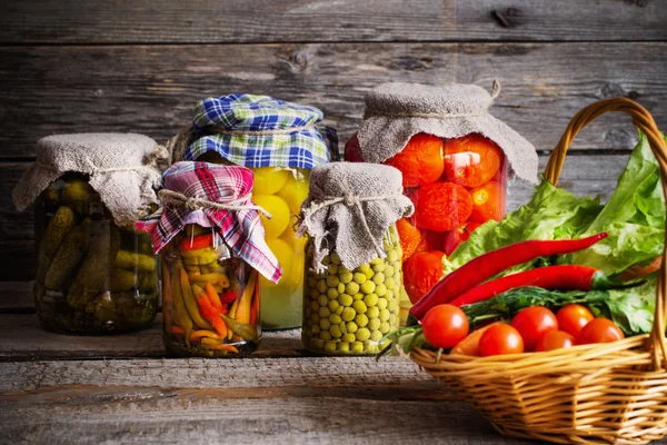 Bevarade och färska grönsaker — Stockfoto