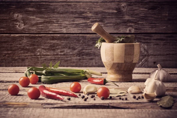 Mortaio e pestello con spezie — Foto Stock