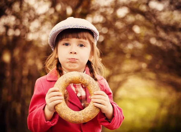 Смешная девчонка с пончиком — стоковое фото