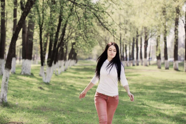 Vrouw in zomerpark — Stockfoto