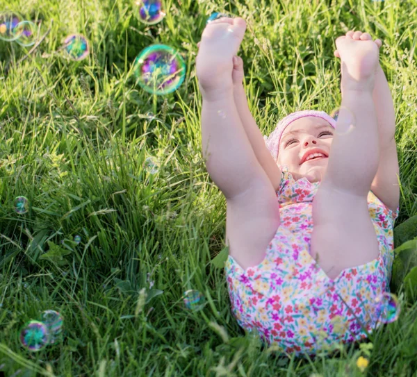 Criança com bolhas de sabão — Fotografia de Stock