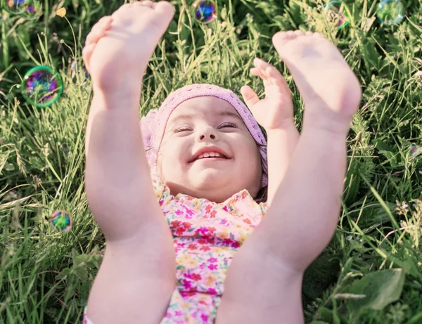 Criança com bolhas de sabão — Fotografia de Stock