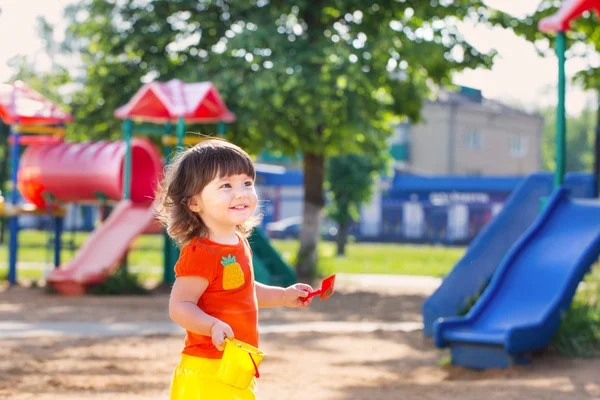Ребёнок на детской площадке — стоковое фото