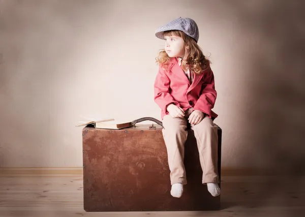 Enfant sur valise — Photo