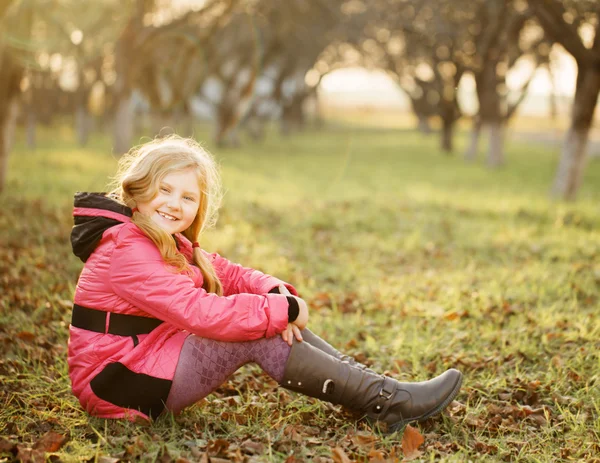 Meisje op gras — Stockfoto