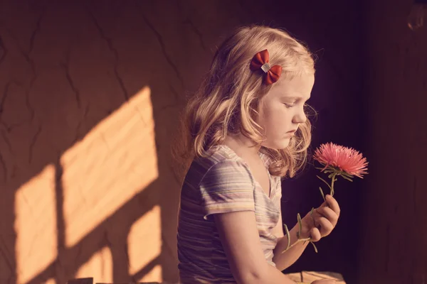 花を持つ少女 — ストック写真