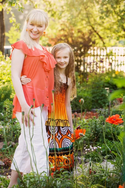 Hija con su madre en el jardín de verano — Foto de Stock