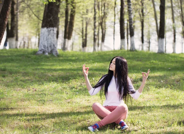 Yoga mujer sobre hierba verde en pose de loto —  Fotos de Stock