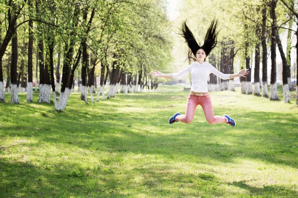 Menina bonita pulando no parque — Fotografia de Stock