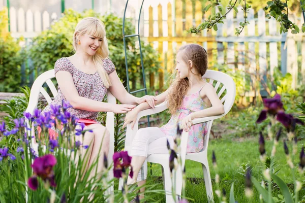 Dotter med sin mor i trädgården — Stockfoto