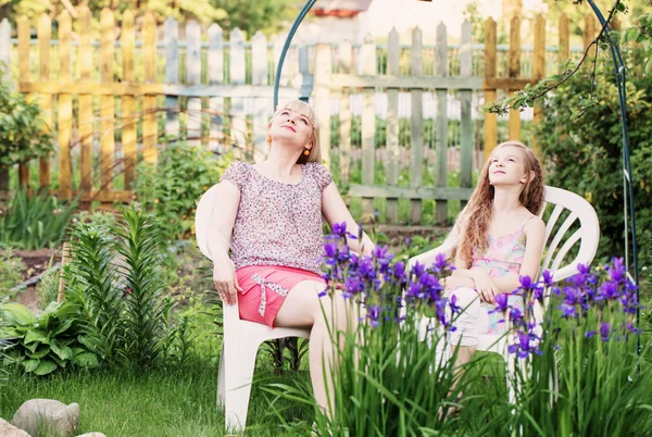 Hija con su madre en el jardín — Foto de Stock